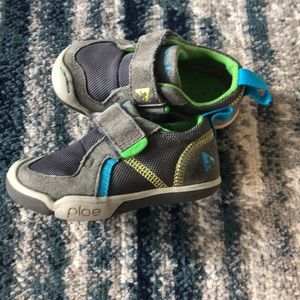 Plae youth 6 size schoes